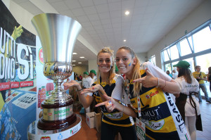 Tifosi vicino al trofeo