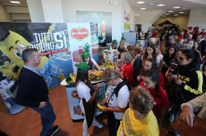 La folla allo stand Del Monte