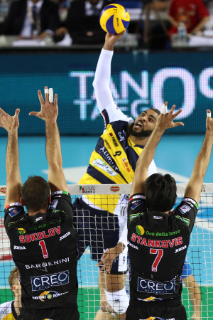 Ngapeth (Modena) supera il muro Lube