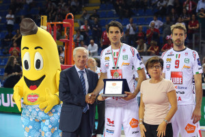 Dragan Stankovi capitano Lube riceve la targa per la 2a classificata Cucine Lube Civitanova dalla Presidente di Lega Paola De Micheli e dal Vice Presidente di Lega Albino Massaccesi