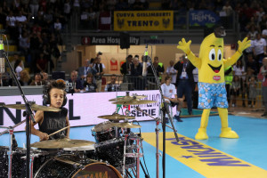 Ovazione del pubblico per Edoardo Lovatti che accompagna lo starting Six