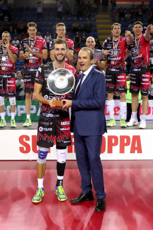 Aaron Russell premiato MVP da Massimo Righi, AD Legavolley