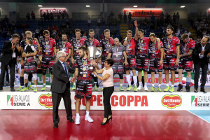 Paola De Micheli, Sottosegretario di Stato alla Presidenza del Consiglio dei Ministrie Presidente Lega consegna il trofeo al capitano De Cecco
