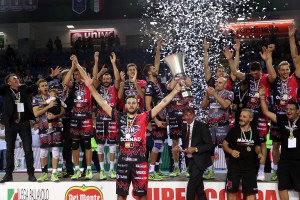 De Cecco impugna il trofeo