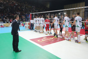 Squadre in campo per il saluto