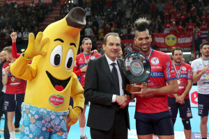 Padura Diaz riceve il premio come Miglior Giocatore da Massimo Righi AD Legavolley