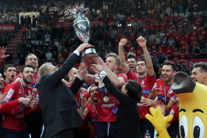 Paola De Micheli Presidente Legavolley e Cattaneo Presidente Fipav consegnano il trofeo alla vincitrice