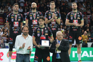 Stankovic riceve la targa per la Lube 2a classificata da Petruzzelli Assessore allo Sport del Comune di Bari e Manfredi, Presidente FIPAV Puglia