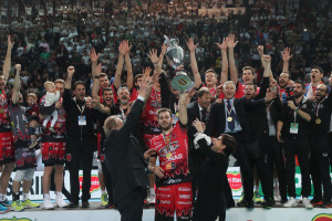 De Micheli Presidente Legavolley e Cattaneo Presidente Fipav consegnano la Coppa a De Cecco