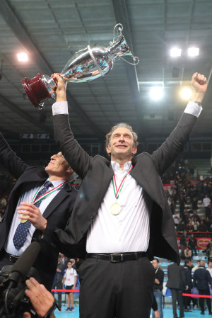 Lorenzo Bernardi, allenatore Perugia alza il trofeo