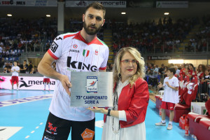 Sokolov MVP Semifinali premiato da Simona Sileoni (Presidente Lube)
