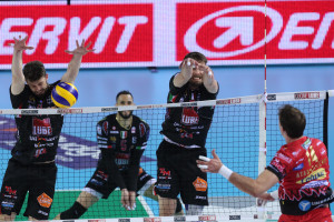 Attacco Atanasijevic su muro Cucine Lube