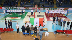 Finaliste schierate durante l'inno