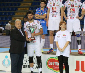 Finale Del Monte Junior League - Paolo Di Silvestre riceve la coppa per il 2o posto di Civitanova