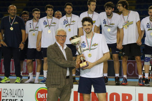 Finale Del Monte Junior League - il capitano di Castellana Grotte riceve la coppa per il primo posto
