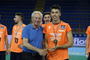 Il capitano della Caloni Agnelli Bergamo riceve la targa per il 5o posto
