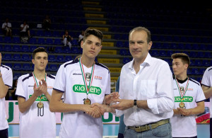 Il capitano della Kioene Padova riceve da Massimo Righi la targa per il 4o posto