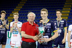 Il capitano della Diatec Trentino riceve da Albino Massaccesi la targa per il 3o posto in Del Monte Junior League