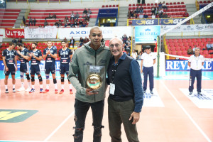 Nimir riceve il premio di Lega (maggior numero di ace)