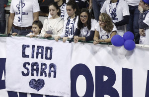 Il saluto a Sara delle tifoseria senese