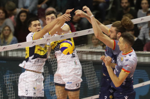 Cristenson Vince un contrasto a muro con Rychlicki