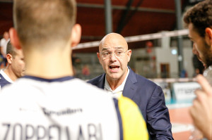 Coach Luca Monti parla con i suoi (monini)
