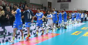 saluto al pubblico a bordocampo