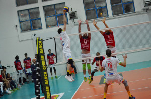 Pallonetto dell'opposto giallorosso Vali