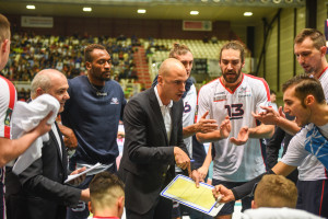 Coach soli parla con i suoi giocatori