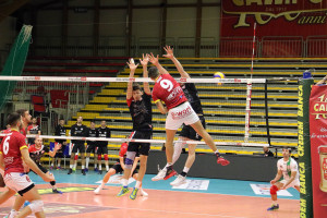 Manuel Bruno schiaccia