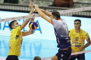 Russo Vince un contrasto a muro