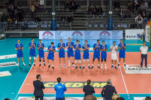 foto squadra inizio partita Synergy Arapy F.lli Mondov&igrave;
