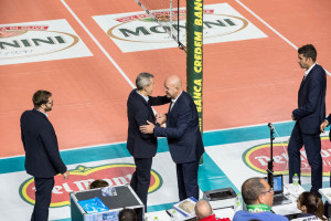 saluto tra i due coach Monti Luca (monini marconi volley) e Fenoglio Marco (Synergy Arapy F.lli Mondovì)