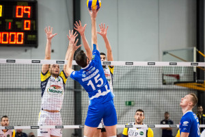 schiacciata Borgogno Luca (Synergy Arapy F.lli Mondov&igrave;) muro Zoppellari Francesco e Aguenier Jonas(monini)