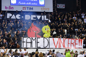 La coreografia della curva dei Sirmaniaci
