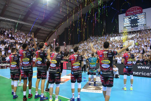 Perugia festeggia sotto la curva
