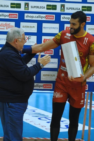 Mohamed Al Hachdadi migliore in campo, 35 punti, premiato come Mvp a fine match dal presidente Callipo