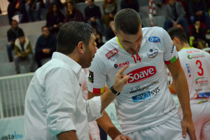 Coach Fabrizio Licchelli d&agrave; indicazioni al centrale Antonio Smiriglia