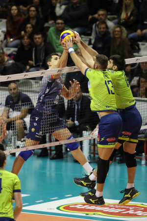 Raffaelli a contrasto con il muro di Latina