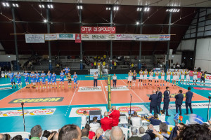 panoramica delle due squadre (sulla sx Centrale del latte Sferc Brescia) sulla dx Monini Marconi Volley Spoleto