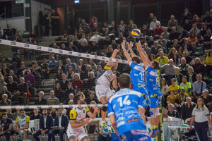 schiacciata Rosso Mattia (monini marconi) muro a due Mijatovic Dane e Tiberti Simone (Centrale del latte Sferc Brescia)