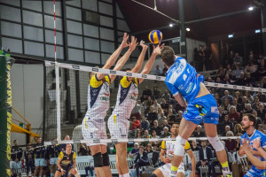 schiacciata Milan Sebastiano (Centrale del latte Sferc Brescia) muro a due Monini Marconi