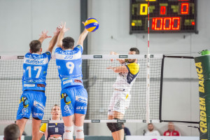schiacciata Romolo Mariano (monini marconi) muro a due Bisi Fabio e Mijatovic Dane (Centrale del latte Sferc Brescia)