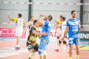 disperazione di Tiberti Simone rassicurato da Scanferla Leonardo (Centrale del latte Sferc Brescia)