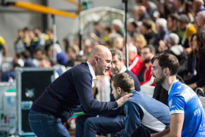momento in panchina tra coach Zambonardi Roberto e Mijatevic Dane (Centrale del latte Sferc Brescia)
