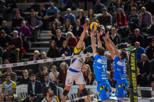 schiacciata Mattia Rosso (monini marconi) muro a due (Tiberti Simone e Mijatevic Dane Centrale del latte Sferc Brescia