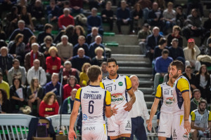 confronto in campo tra i giocatori della monini