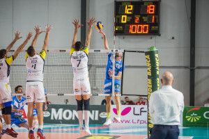 muro a tre Ottaviani Giuseppe, Festi Roberto, Padura Diaz Williams (Monini) schiacciata di Cisolla Alberto (Centrale del latte Sferc Brescia)