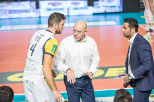 in panchina della Monini dialogo tra Coach Monti Luca, il secondo allenatore Marco Lionetti e il centrale Roberto Festi 