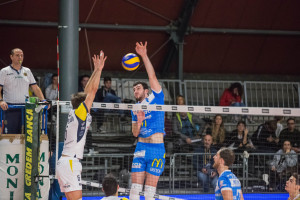 schiacciata squadra ospite (Centrale del latte Sferc Brescia) con muro di Francesco Zoppellari (monini)